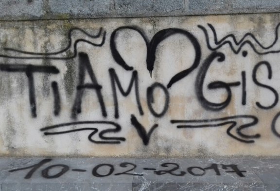 Ancora vandali, scritte nei muri della Chiesa di San Vincenzo