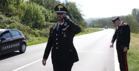 Carabinieri eroi, saltano su un tir fuori controllo evitando una strage