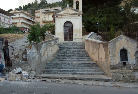 Cappotta un camion, lesionata la cappella di San Giusto [foto]