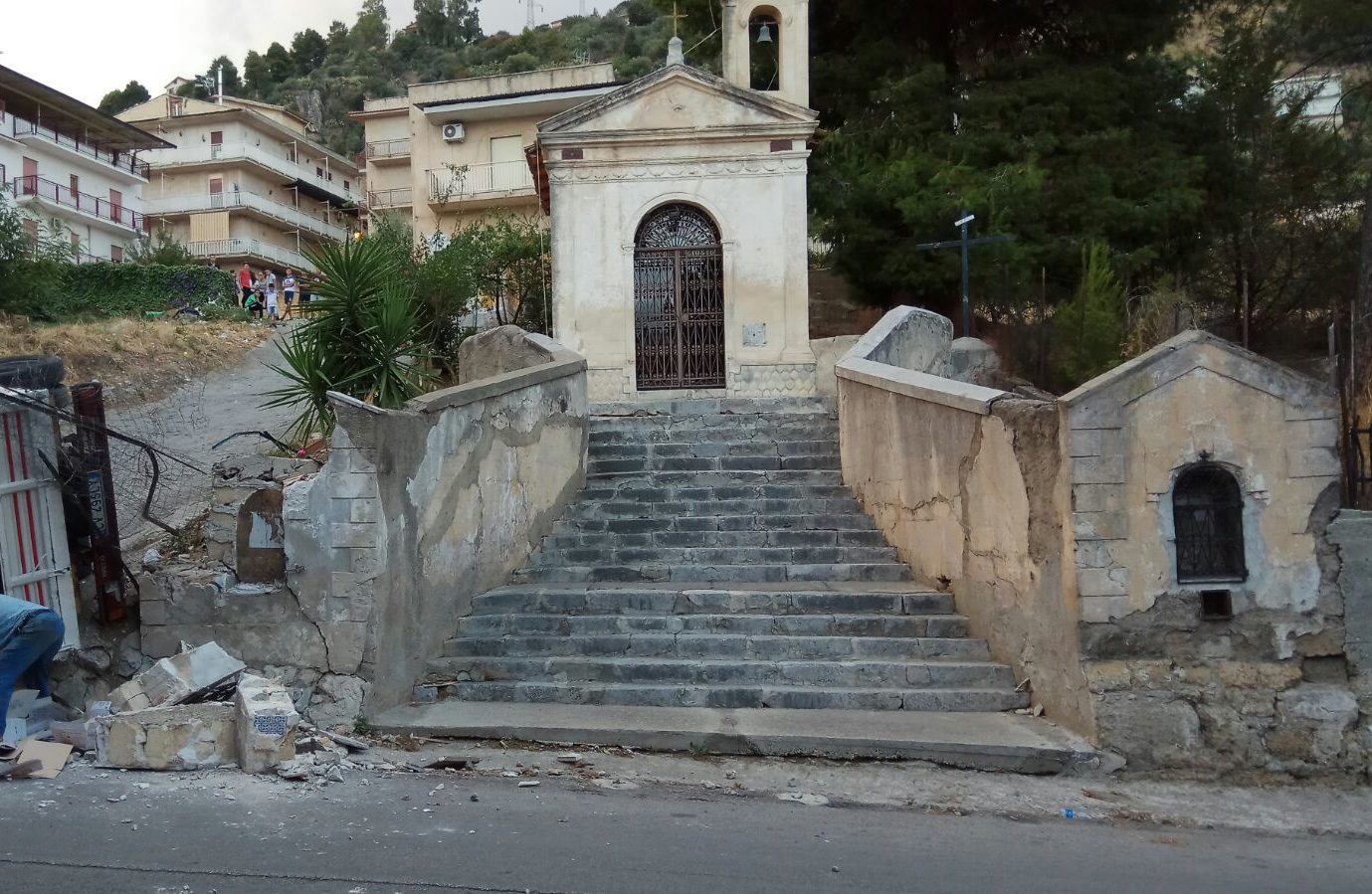 Cappotta un camion, lesionata la cappella di San Giusto [foto]