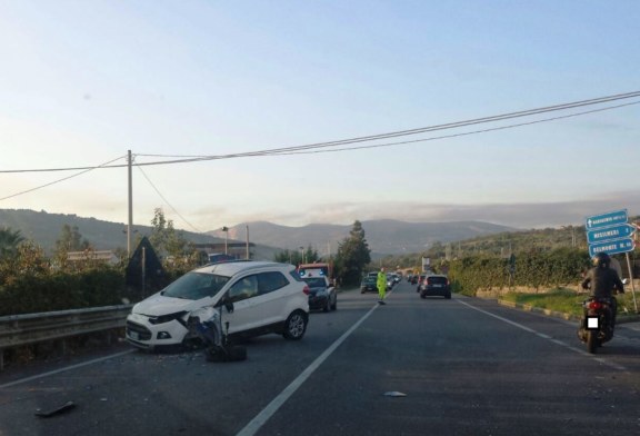 SS121, scontro frontale fra 2 auto