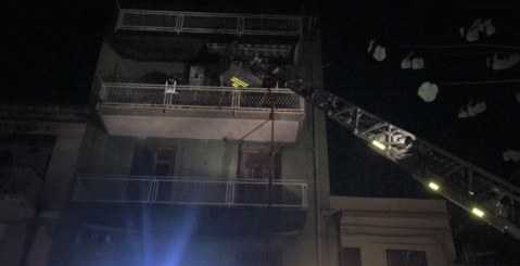 Paura nel centro di Misilmeri, appartamento in fiamme