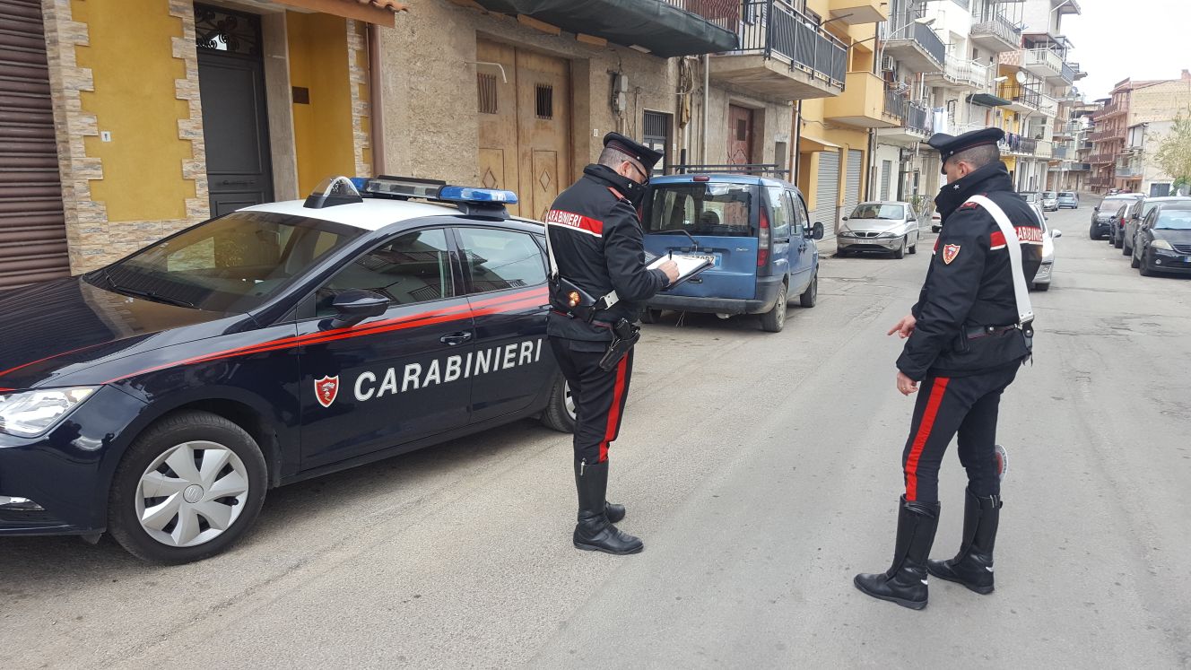 Litigano per un parcheggio: in cinque tratti in arresto