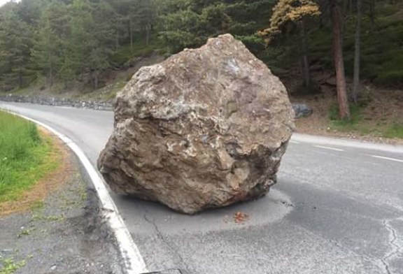 Maltempo, grosso masso sulla SP37 Misilmeri – Belmonte Mezzagno