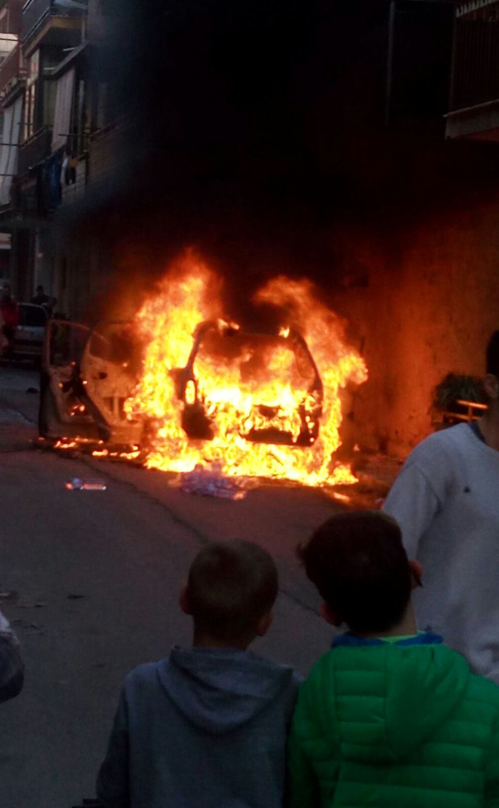 Macchina in fiamme, paura nel pomeriggio a Misilmeri