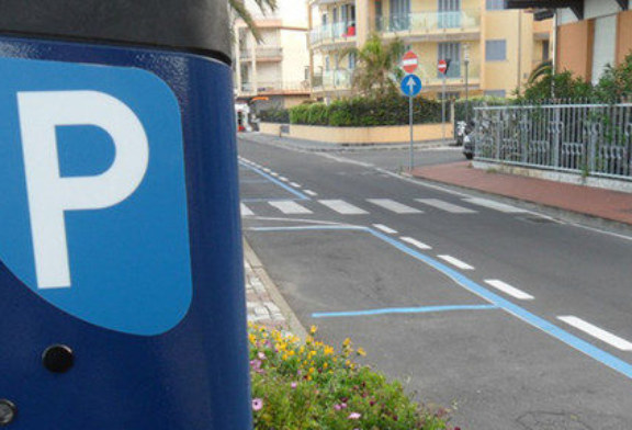 Retromarcia sulle strisce blu, pass gratuito ai residenti