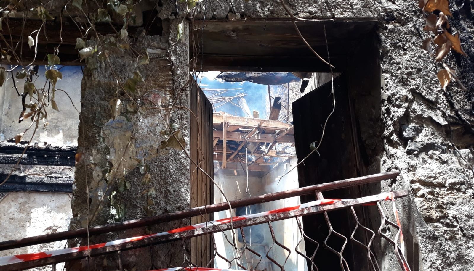 San Francesco, cittadini intossicati dopo un rogo: “Siamo abbandonati” [Foto]