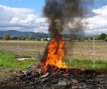 Sorpreso a dar fuoco a rifiuti speciali, arrestato 52enne