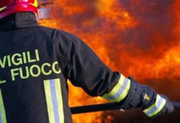 Palazzina in fiamme, paura ed intossicati
