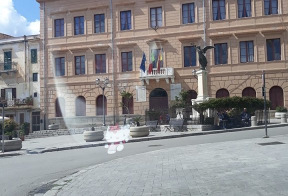 Il lettore denuncia: “Non posso accedere agli uffici pubblici” (Foto)