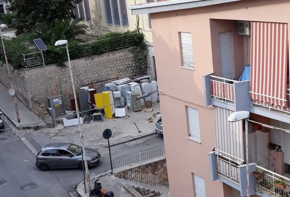 Deposito di via Longo: Rifiuti e caos