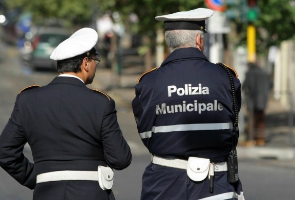 Bancarelle senza autorizzazioni per la festa di San Giusto. Intervento dei vigili urbani