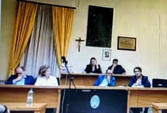 Consiglio comunale, un coro quasi unanime dei presenti: “Sindaco si dimetta”