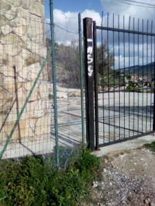 Lancio pietre - Cancello serbatoio idrico comunale 01