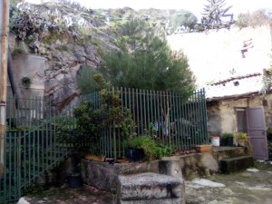 Lancio pietre - via raffaello 01